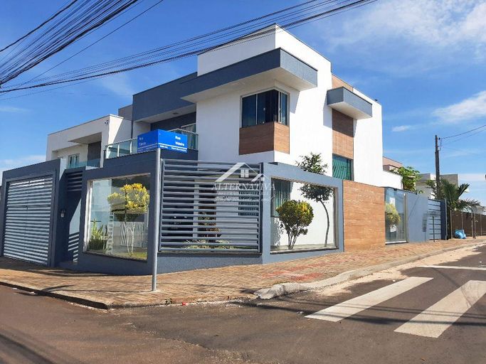 SOBRADO DE ESQUINA SEMIMOBILIADO À VENDA!