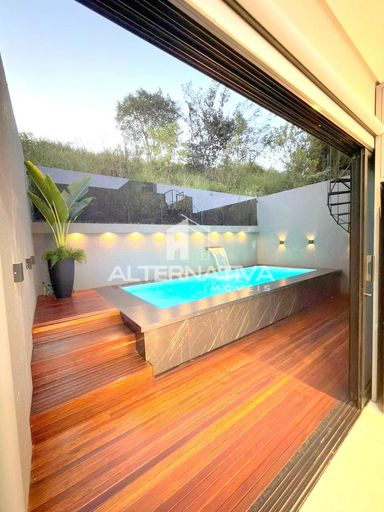 SOBRADO SEMIMOBILIADO COM PISCINA AQUECIDA À VENDA!