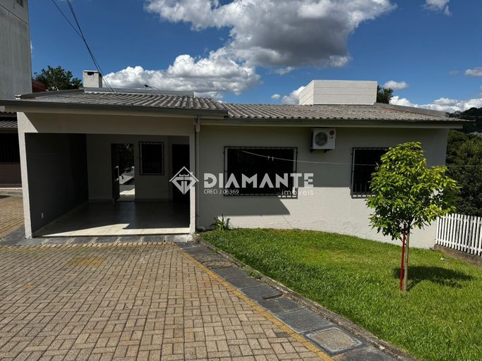 Casa MOBILIADA para LOCAÇÃO, no Centro, em condominio. FRANCISCO BELTRAO PR - Diamante Imóveis