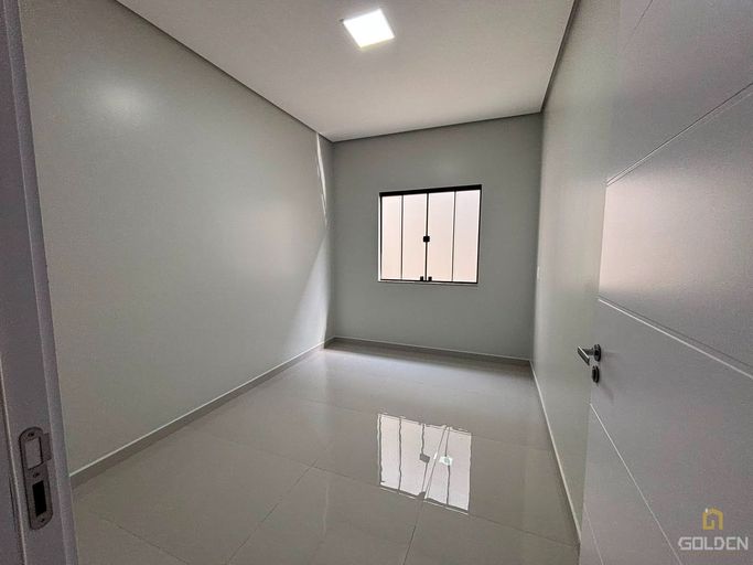 CASA NOVA COM AMPLO ESPAÇO INTERNO
