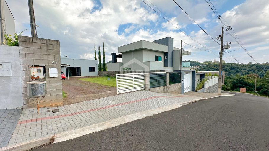Casa com amplo terreno e potencial construtivo no SÃ£o CristÃ³vÃ£o - Casa com amplo terreno e potencial construtivo no SÃ£o CristÃ³vÃ£o